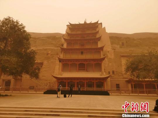 敦煌沙尘暴:甘肃酒泉遭沙尘暴袭击 敦煌莫高窟等多景区暂闭 图为6月13日中午,遭沙尘暴侵袭的莫高窟暂停开放。 钟欣 摄