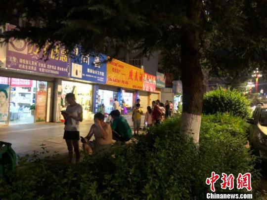 元谋地震:云南楚雄州发生4.7级地震 境内有元谋人遗址 图为地震发生时,市民外出避震。 钟欣 摄