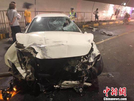 白色瑪莎拉蒂轎跑受損嚴重,車頭面目全非 義烏交警供圖