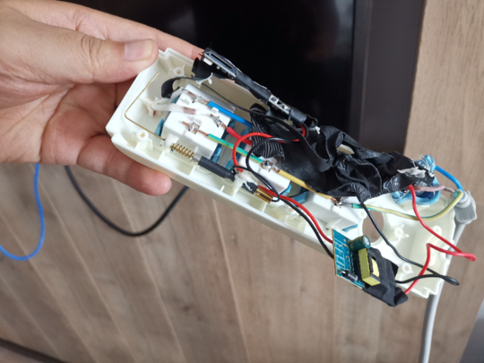 酒店客房发现针孔摄像头拆开有16g内存卡图