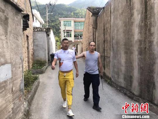 逃犯与民警“赛跑”体力不支:跑不动了 你抓我吧