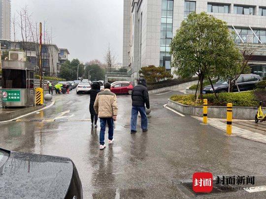 每次送达后,王永朋都会拍下乘客的背影,留作纪念