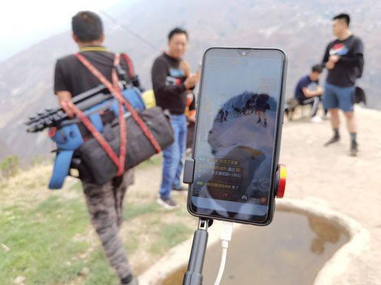 “今天我搬家了！”搬家中的悬崖村村民也不忘