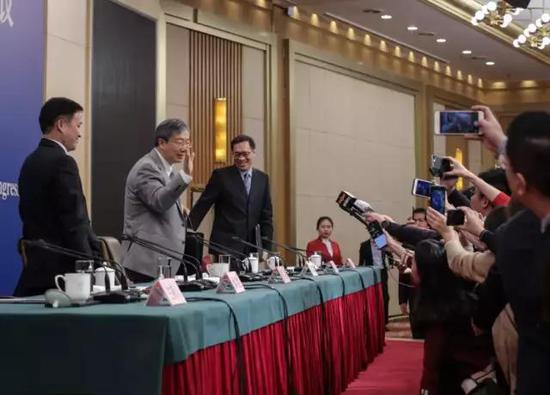 两会照片:2019两会现场照片精选 周强张军与人握手打招呼 3月10日,十三届全国人大二次会议新闻中心举行记者会,中国人民银行行长易纲(左二),副行长、国家外汇管理局局长潘功胜(左一),副行长范一飞就“金融改革与发展”相关问题答中外记者问。中国青年报·中青在线 中国青年网记者 李峥苨/摄