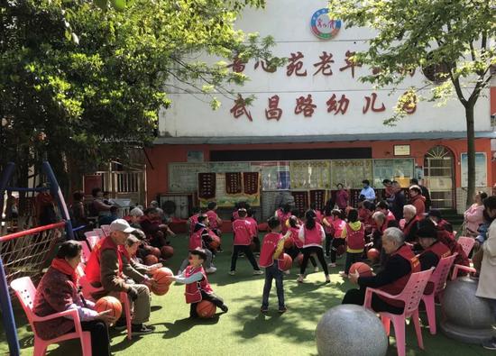 4月1日，武汉童心苑组织老幼同乐活动。新京报记者王翀鹏程 摄