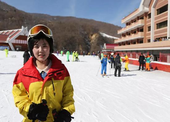 在马息岭滑雪场准备接受记者采访的朝鲜姑娘↑