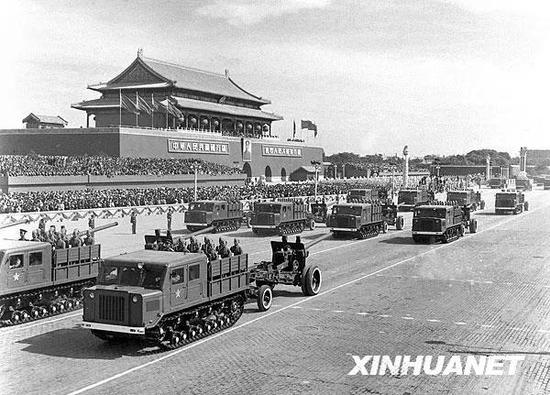 参加阅兵的国家 图为中国人民解放军炮兵部队接受检阅。新华社记者 刘庆端 摄