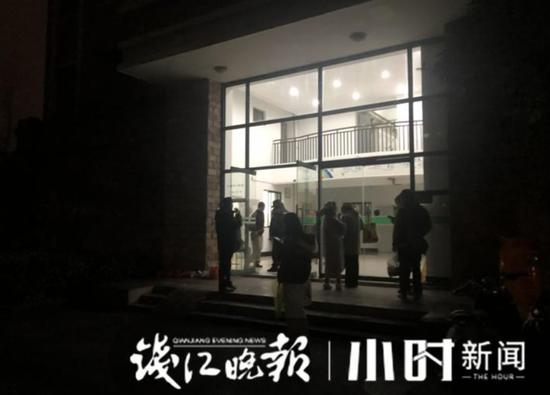 浙工大宿舍楼起火火焰冲出窗外 多名被困女生获