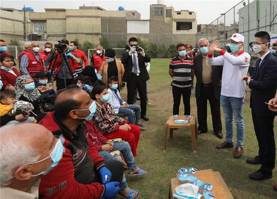 3月16日，在伊拉克巴格达，中国医疗专家展示科学的洗手方法。新华社发（哈利勒·达伍德摄）