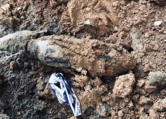 工地内发现的炸弹（“东网”）