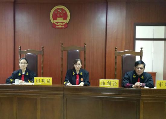 半月谈审理民告官这个法官是怎么保持硬气的