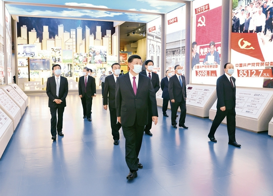 2021年6月18日,党和国家领导人习近平、李克强、栗战书、汪洋、王沪宁、赵乐际、韩正、王岐山等在中国共产党历史展览馆参观“‘不忘初心、牢记使命’中国共产党历史展览”。 新华社记者 鞠鹏/摄