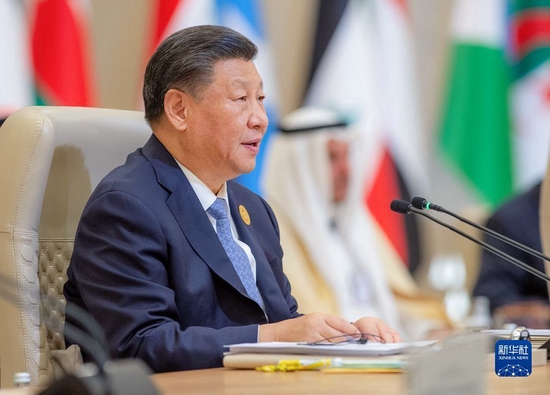 当地时间12月9日下午，首届中国-阿拉伯国家峰会在沙特首都利雅得阿卜杜勒阿齐兹国王国际会议中心举行。国家主席习近平出席峰会并发表题为《弘扬中阿友好精神　携手构建面向新时代的中阿命运共同体》的主旨讲话。新华社发