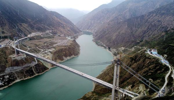 建设中的雅康高速兴康特大桥 视觉中国 原料图