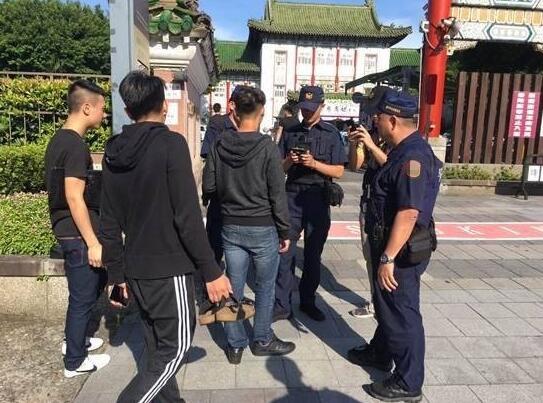 台湾四海帮:台湾黑帮“帮主”庆生要摆1000桌 惊动台当局 “北联帮”此前高调举办庆祝会,台湾警方现场搜证。(来源:台媒)