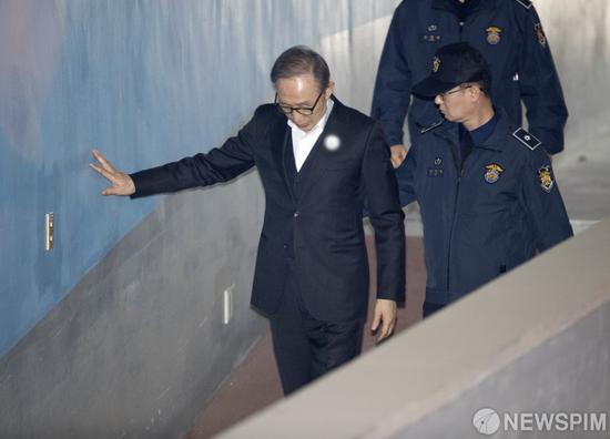 1月2日，李明博出庭受审。（韩媒NEWSPIM）