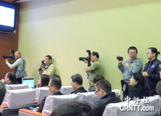 台行政机构在院会结束后举行记者会，回答媒体提问。