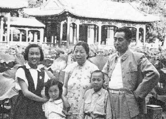 △1952年，周恩来与家人在颐和园内的谐趣园