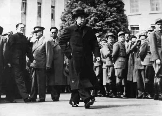 周总理生日:今天是周总理生日 唯以一个更好的中国告慰 △周恩来参加日内瓦会议