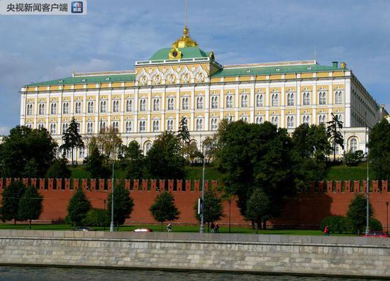 △举行欢迎仪式的大克里姆林宫位于克里姆林宫内，修建于1838年至1849年期间。其前身建筑是沙皇在莫斯科的宫殿。宫殿长125米，高47米，内部面积约25,000平方米。宫内最宏伟的五个大厅以俄罗斯勋章命名，分别是：乔治大厅、安德烈厅、亚历山大厅、弗拉基米尔厅和叶卡捷琳娜厅。（资料图片）