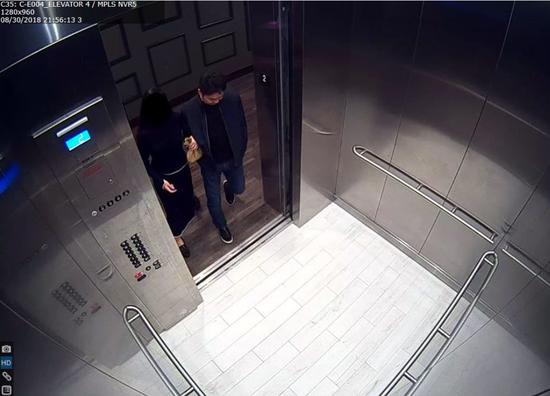  图片来源：警方公布电梯间监控照片