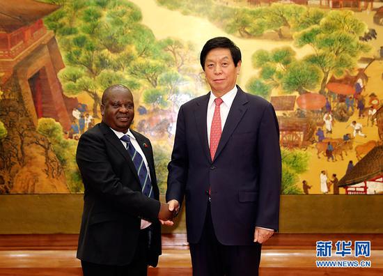 7月26日，全国人大常委会委员长栗战书在北京人民大会堂同坦桑尼亚国民议会议长恩杜加伊举行会谈。 新华社记者 丁林 摄