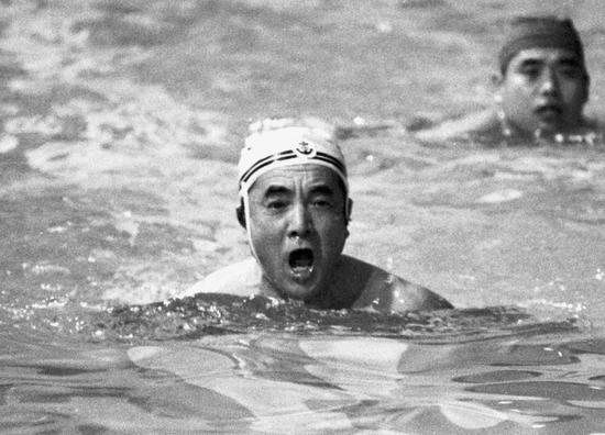  1982年12月，时任日本首相中曾根康弘在东京的一家酒店游泳。