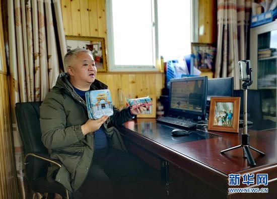 四川省甘孜藏族自治州理塘县濯桑乡汉戈村第一书记文雪松在村委会办公