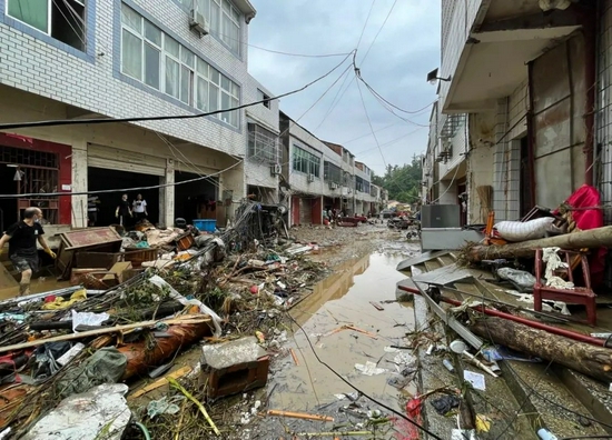 8月13日，湖北随县柳林镇街道上一片狼藉。