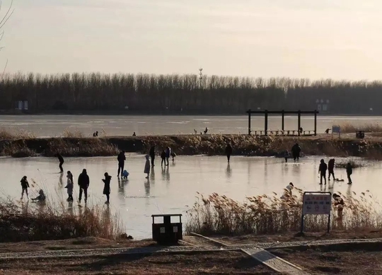 居民在潮白河冰面上玩耍 © 北青社区报