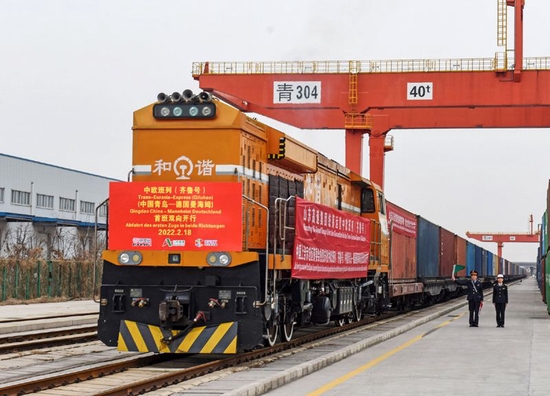 2022年2月18日，中欧班列（齐鲁号）中国青岛—德国曼海姆双向对开首班列车从上合示范区青岛多式联运中心出发。