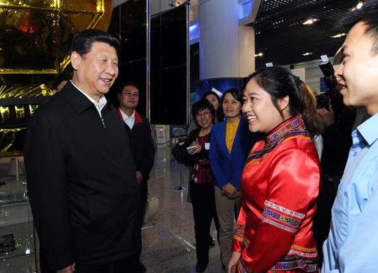 2013年5月4日，习近平和在中国空间技术研究院展厅参观的各界优秀青年代表交谈。来源：新华社