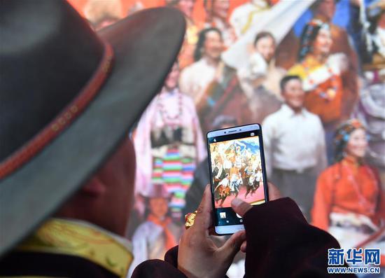 3月28日，观众在西藏百万农奴解放纪念馆参观。新华社记者 晋美多吉 摄