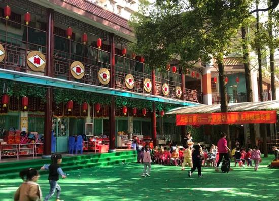 童心苑是武汉市唯一一家老幼同养机构，一楼是孩子们的教室，二楼住着46个老人。新京报记者王翀鹏程 摄