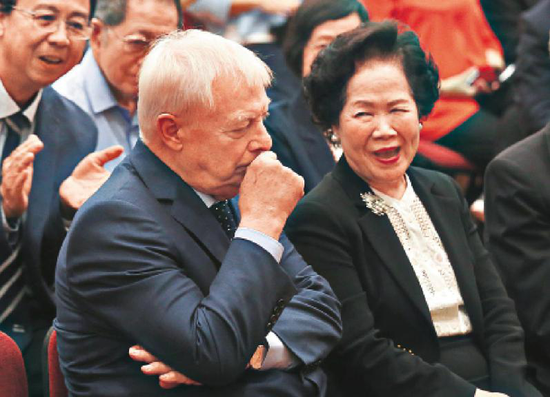 王若愚:暴力如潮涌 香港公务员政治中立何去何从 港英政府最后一任布政司司长陈方安生与末代港督彭定康。资料图片