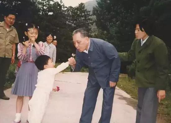 邓小平诞辰115周年 再道一声:小平您好 让蒲公英飞起来,1987年,邓小平在北京玉泉山