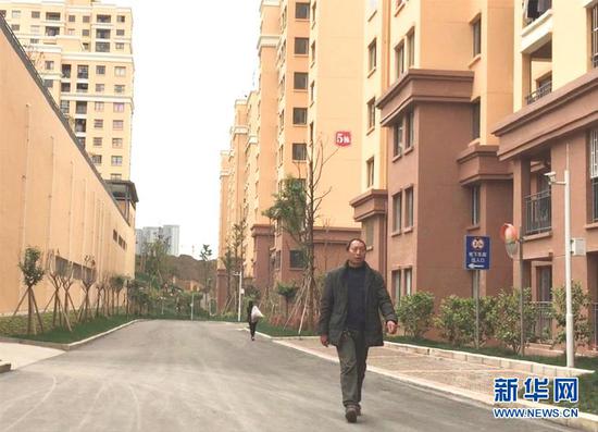  冯登友走在云南镇雄县鲁家院子易地扶贫搬迁安置点的社区内（4月21日摄）。新华社记者 林碧锋 摄