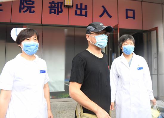 北京首例出院患者走出医院,他提醒市民戴好口