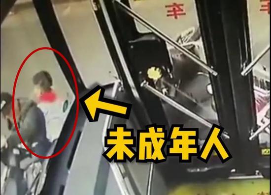 定了!上海12岁以下学生坐自行车要戴头盔