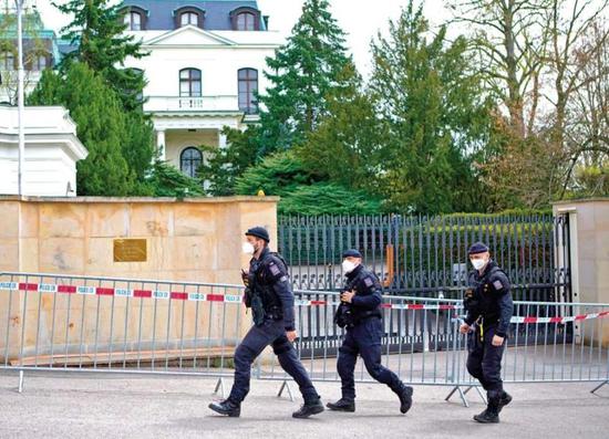 4月22日，警察在捷克首都布拉格俄罗斯驻捷克使馆外执勤