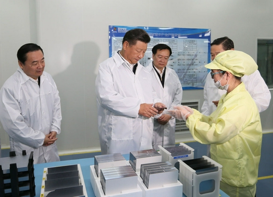 2016年8月23日，习近平在国家电投黄河水电太阳能电力有限公司西宁分公司太阳能电池生产车间考察。