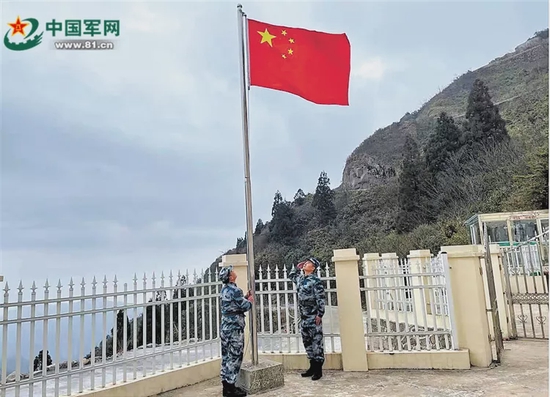 国旗飘扬在东部战区空军某通信旅“前哨连”某海岛通信台站。