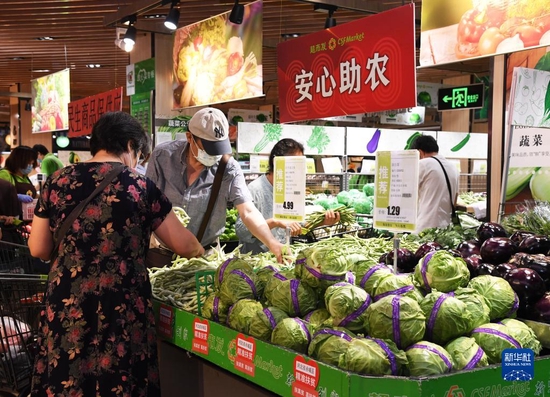 在位于北京市海淀区的超市发双榆树店，市民在挑选产自河北省张家口市赤城县的蔬菜（2020年7月23日摄）。新华社记者 任超 摄
