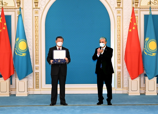  △当地时间9月14日下午，国家主席习近平在努尔苏丹总统府接受哈萨克斯坦总统托卡耶夫授予“金鹰”勋章。