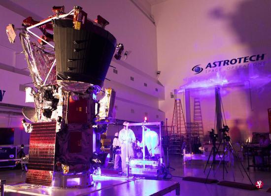2018年6月5日，在美国佛罗里达州泰特斯维尔的Astrotech加工厂，技术员和工程师对NASA的帕克太阳探测器进行测试工作。（法新社）