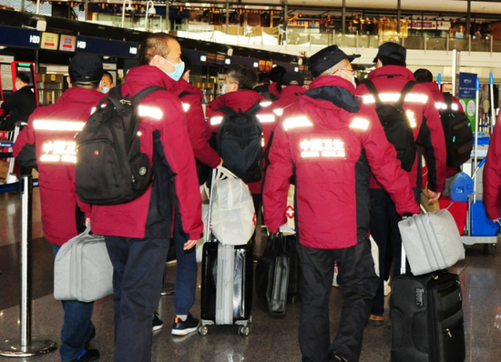 疾控中心15人专家组驰援绥芬河,其中4人曾赴武汉