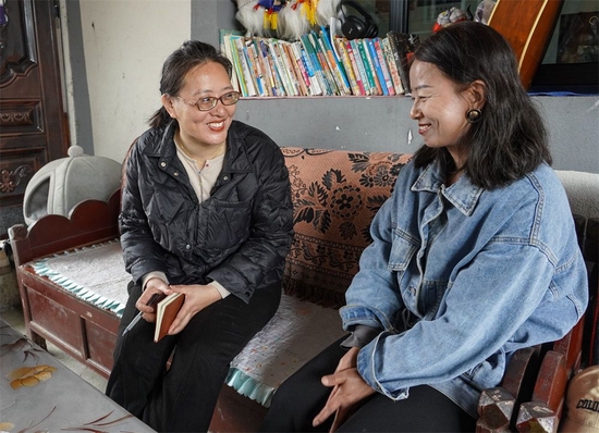  在西藏墨脱县德兴乡德兴村，白玛曲珍（左）在村民格桑曲珍家了解手工艺品制作和销路情况（2月19日摄）。新华社记者 王泽昊 摄