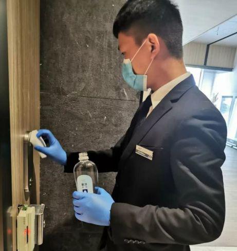 华侨城（物业）集团有限公司深圳龙华分公司护管队长张博在给电梯消毒。