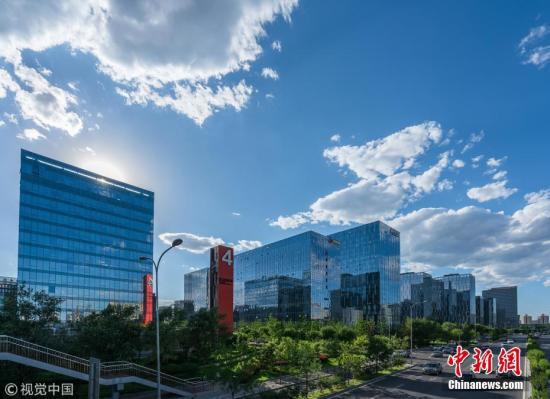 北京再现高颜值天气，蓝天白云景色迷人。 图片来源：视觉中国
