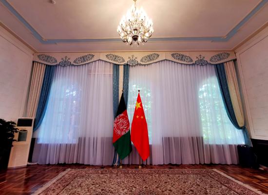 △一层会见厅，这是习主席与阿富汗总统加尼握手处。（央视记者李铮拍摄）